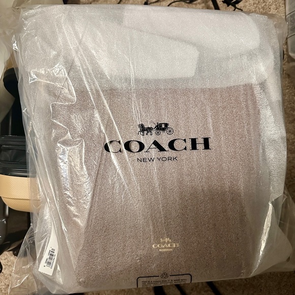 Women’s Coach Val Duffle bag in Redwood refunded pebble leather NWT. 9x11.5x4.5 - Picture 5 of 16